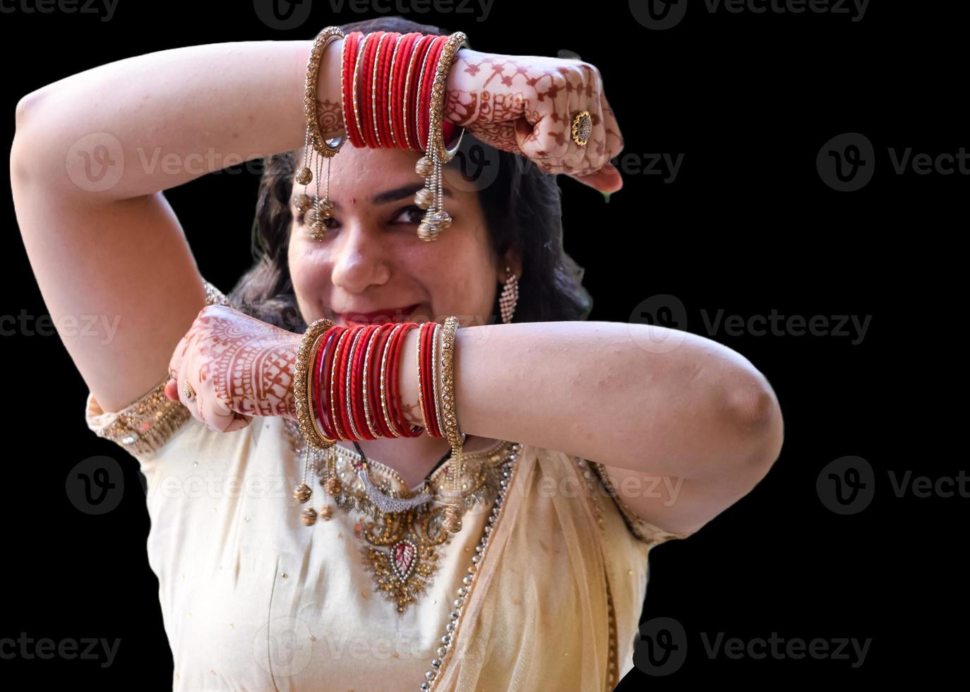 mulher bonita vestida como tradição indiana com henna mehndi design em ambas as mãos para celebrar o grande festival de karwa chauth com fundo branco liso foto