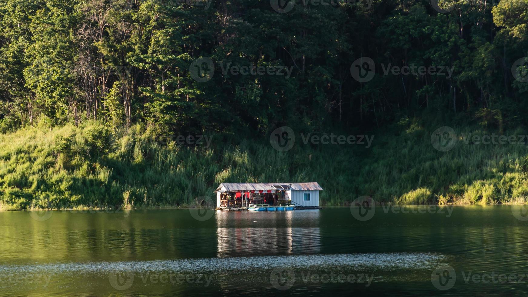 reservatório de paisagem e casa de jangada tailândia foto