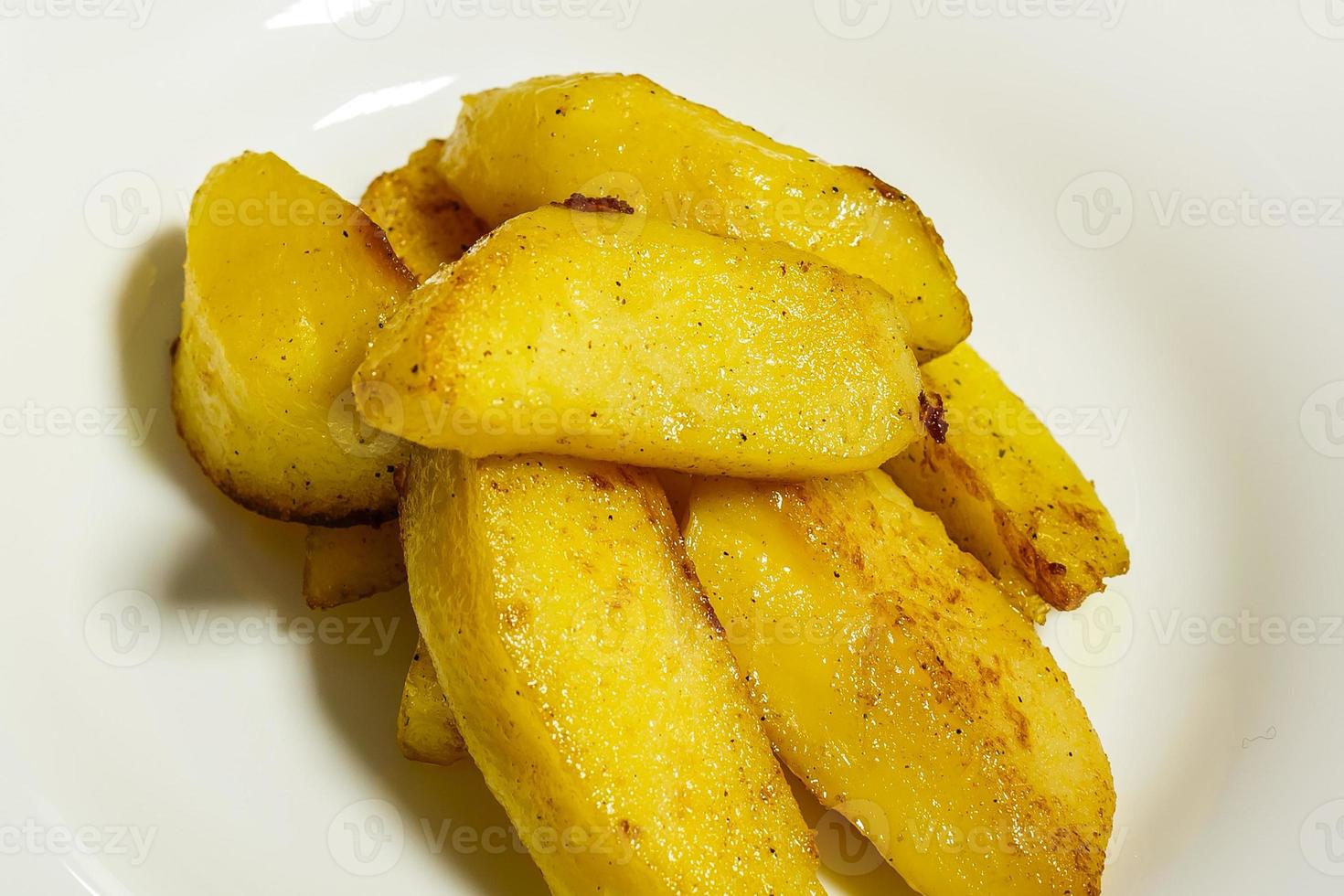 rodelas de batata frita. comida rápida. isolado no branco foto