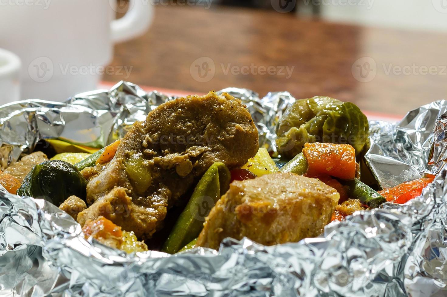 fundo de comida saudável, legumes cozidos no vapor e carne. take away de alimentos orgânicos naturais em caixas de papel alumínio. nutrição fitness. entrega de pratos de restaurante foto