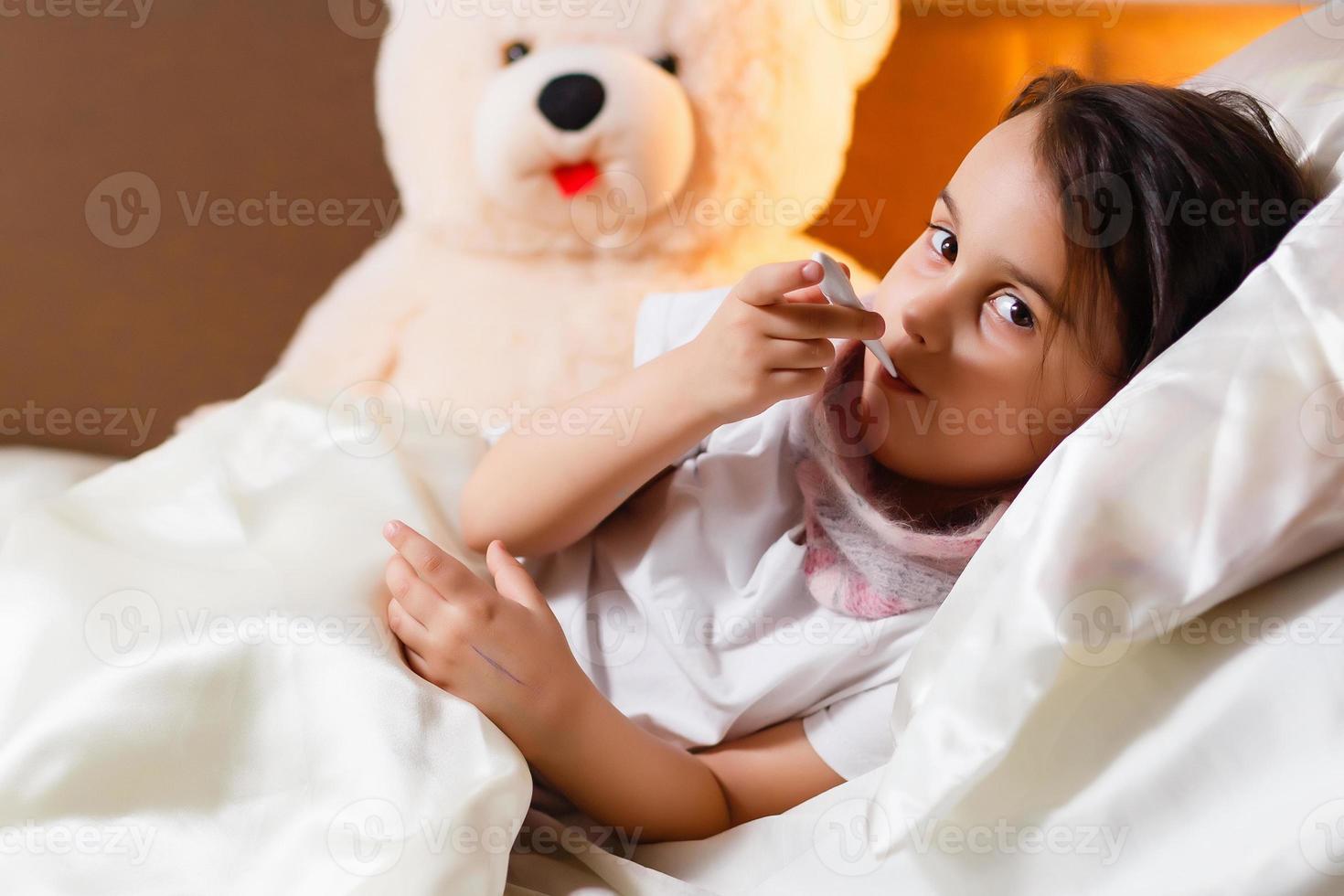 menina com doença na cama foto