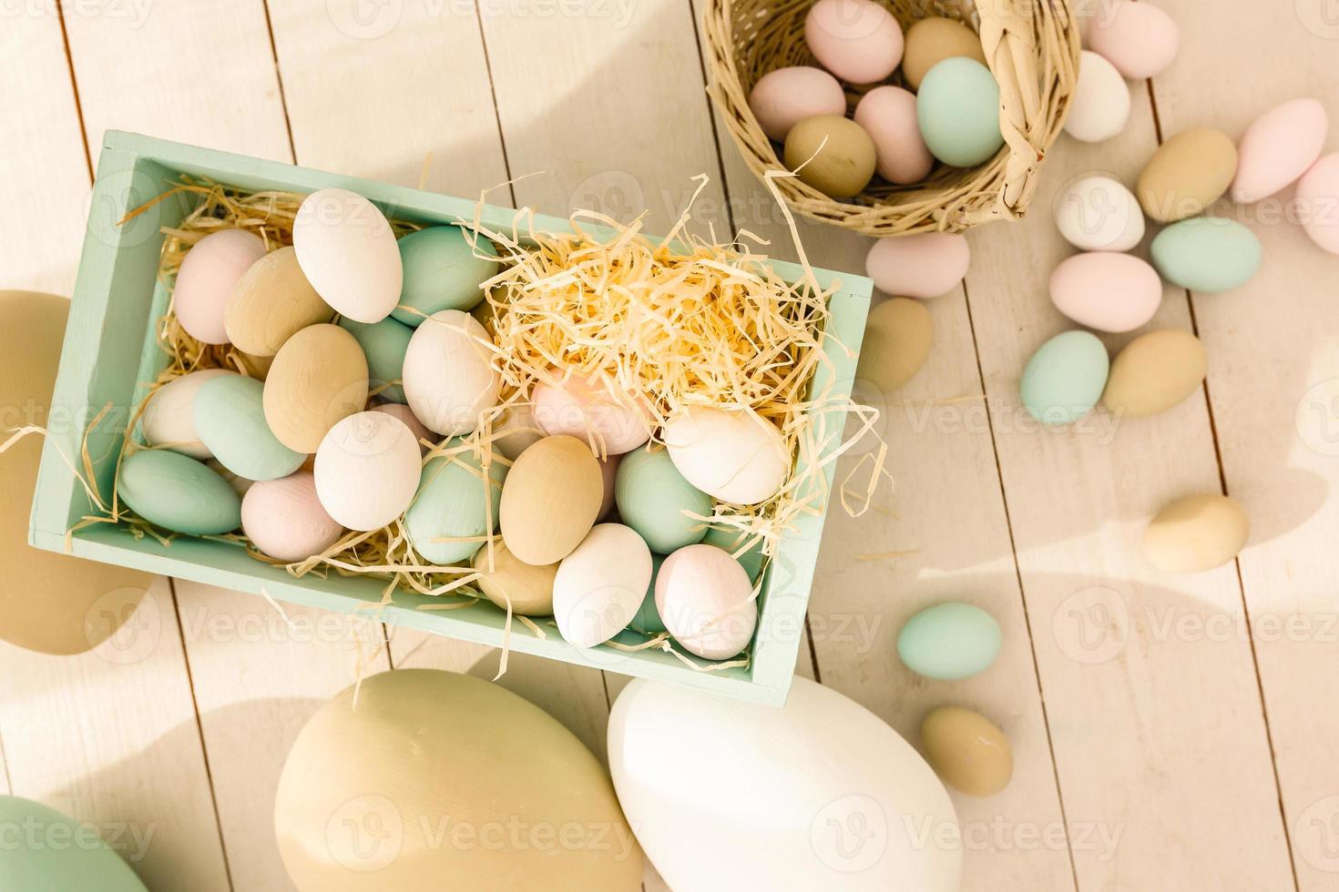 páscoa muitos ovos de páscoa coloridos com coelhinhos e cestos decoração do quarto, quarto infantil para brincadeiras. foto