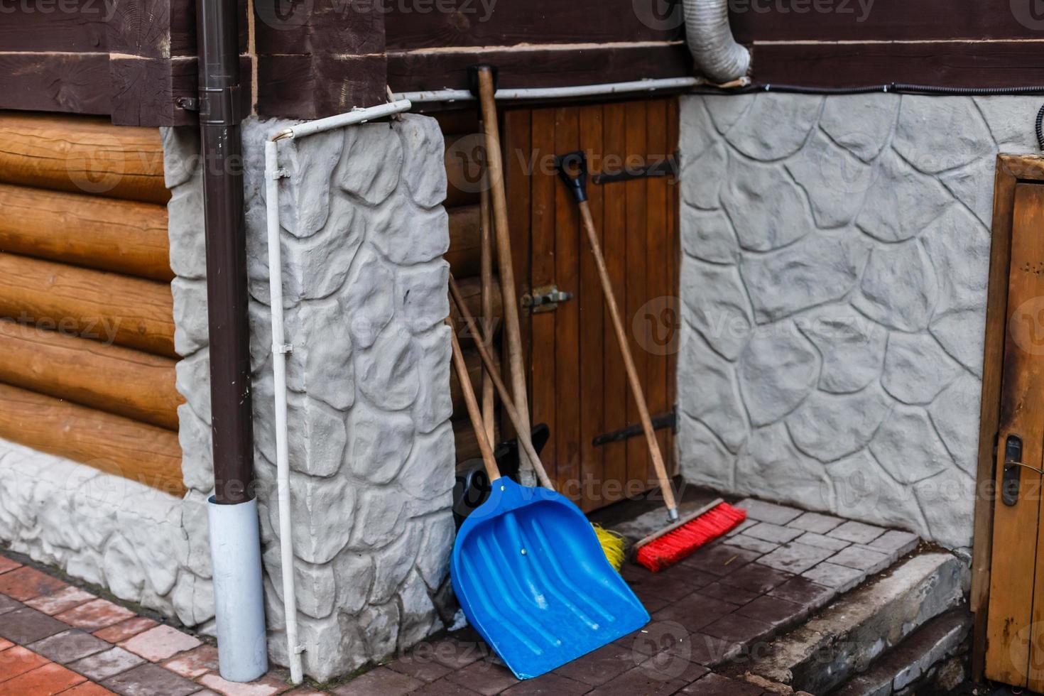 equipamento de remoção de neve na entrada de uma casa de campo foto