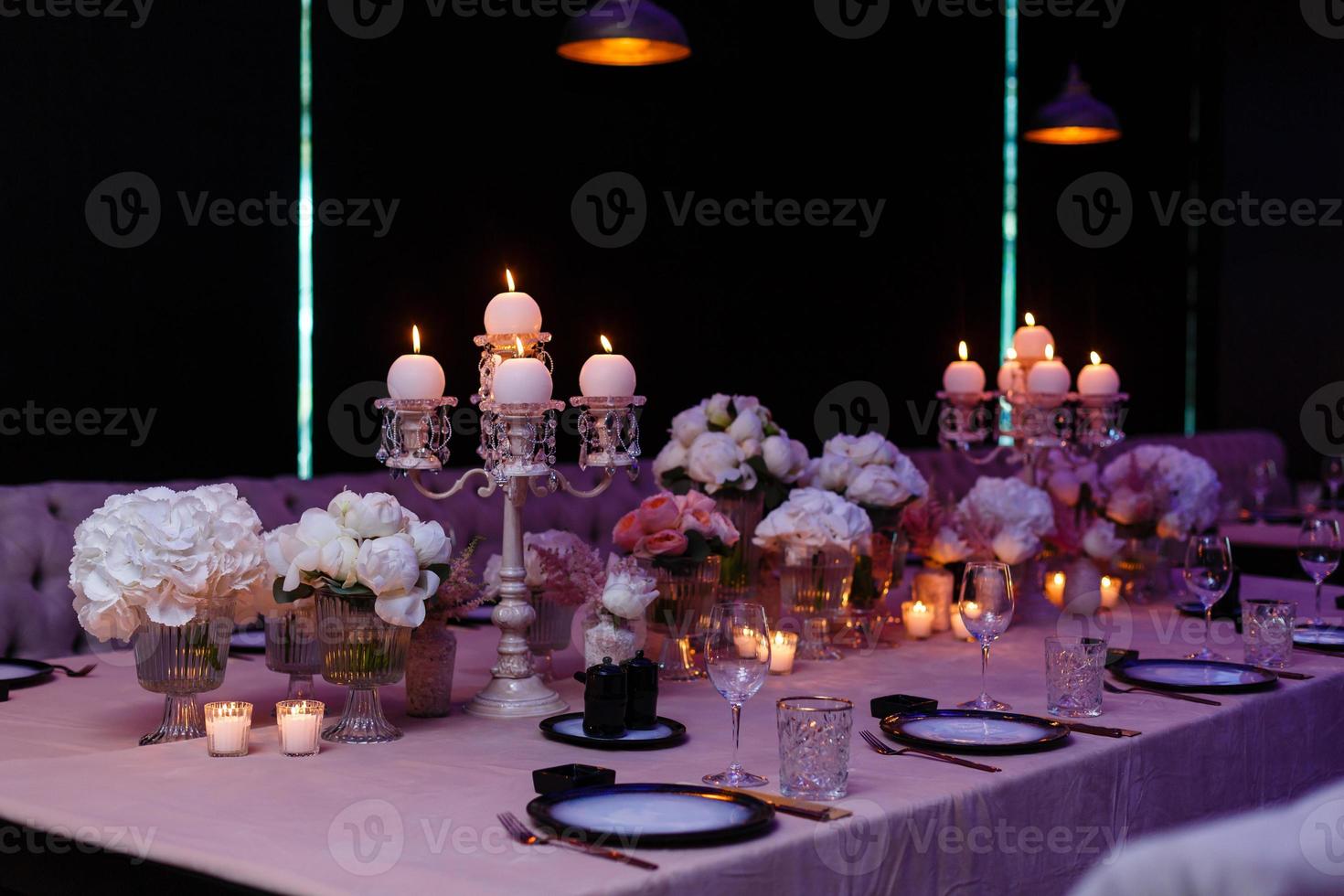 decoração de casamento. interior. festivo . as velas acesas sobre uma mesa. foto