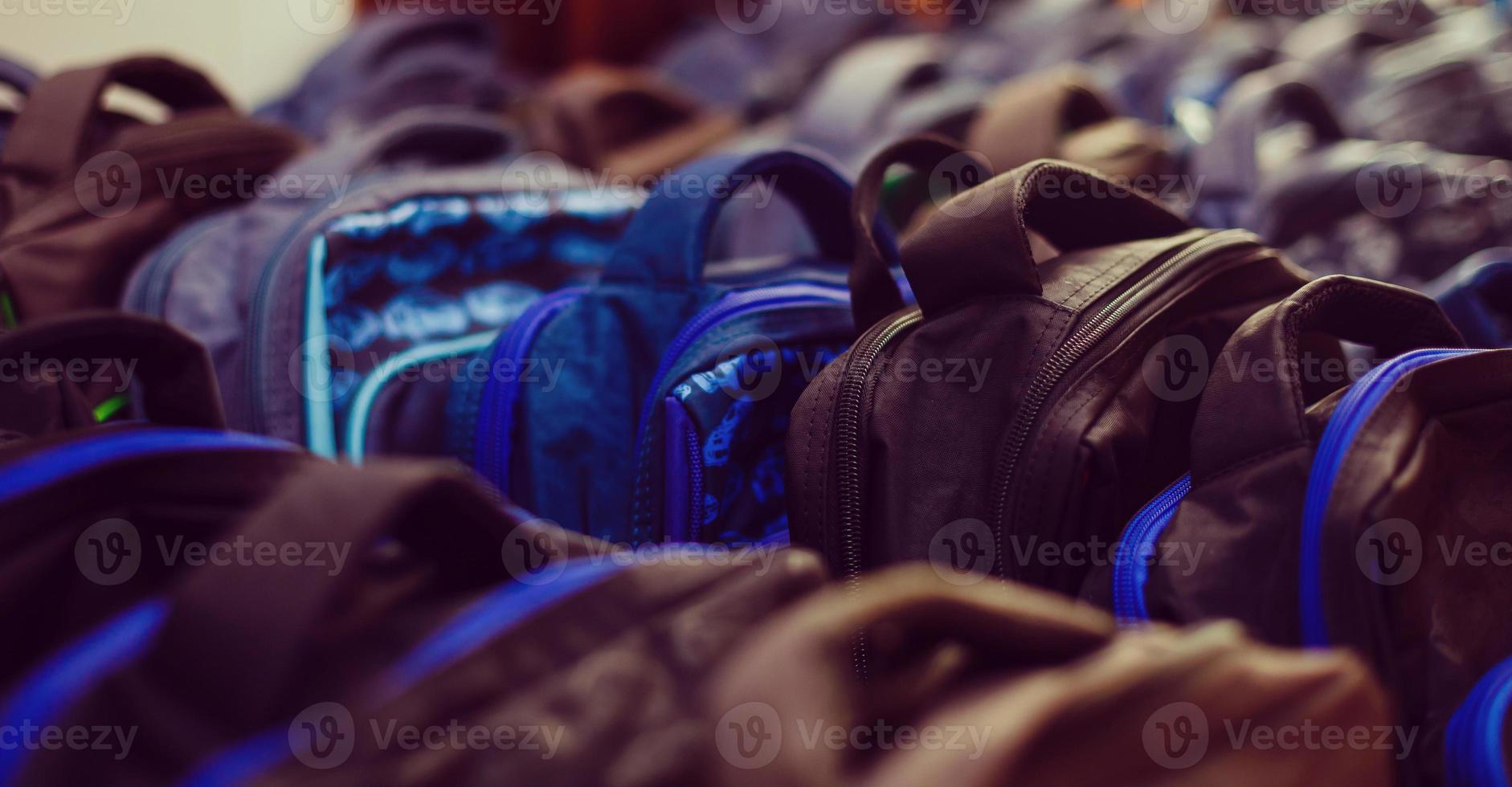 mochilas escolares no conceito de escola foto