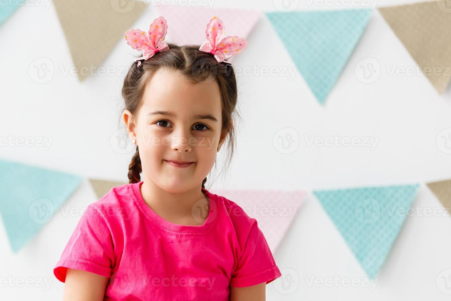 menininha em festa infantil em quarto decorado foto