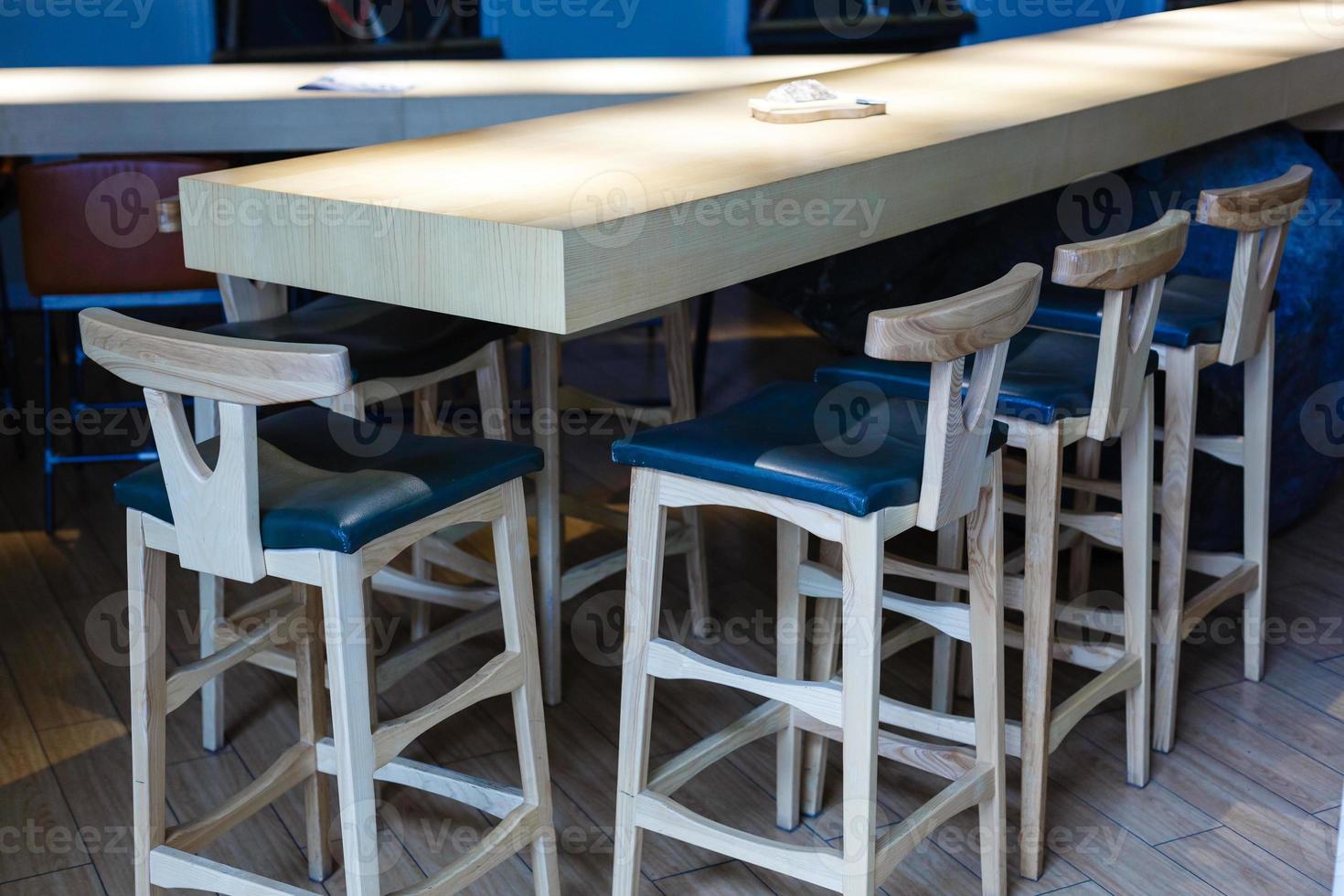 interior da barra de café - bar de madeira e cadeiras de bar foto