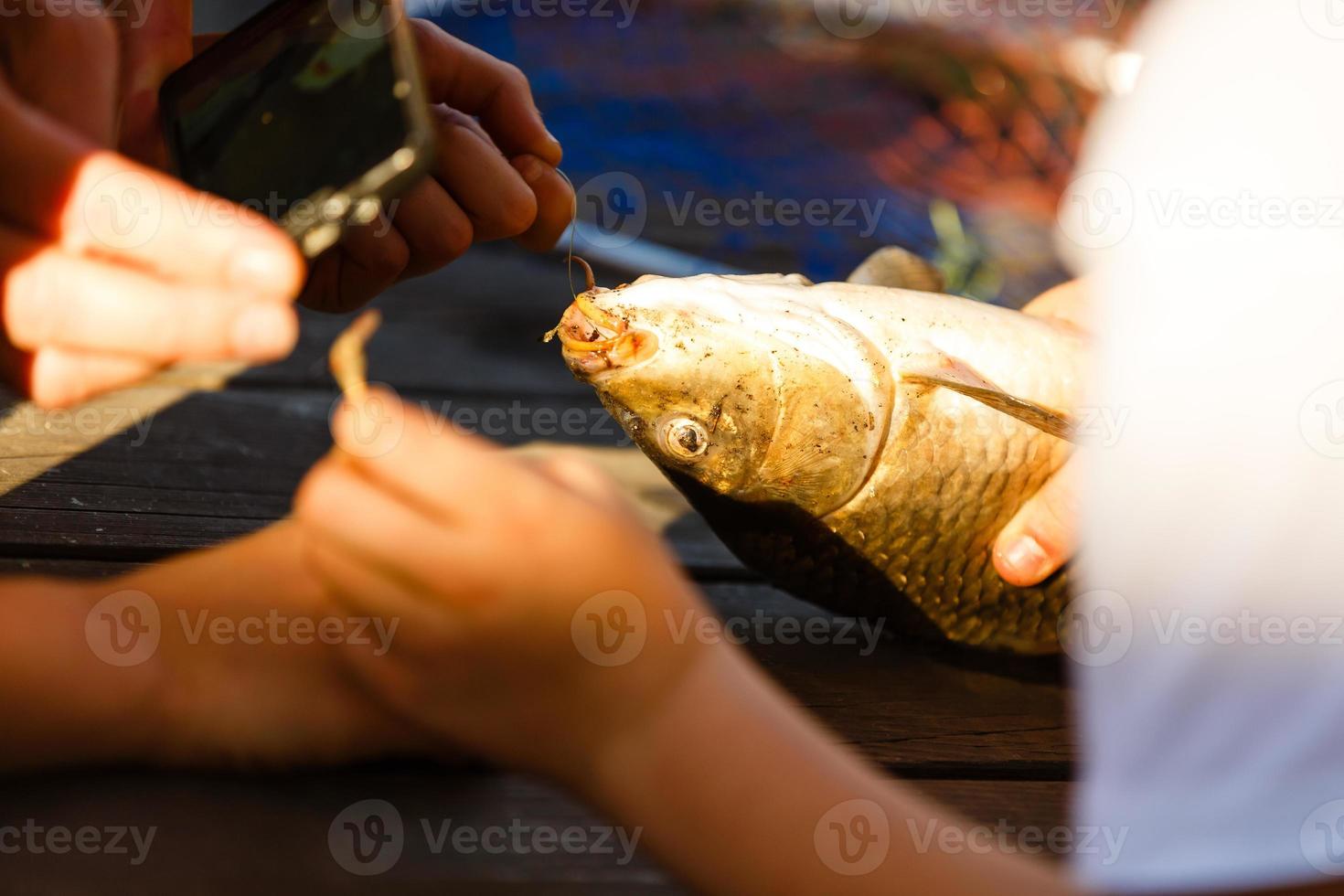 menino e menina pescando em um rio. sentado em um pontão de madeira foto