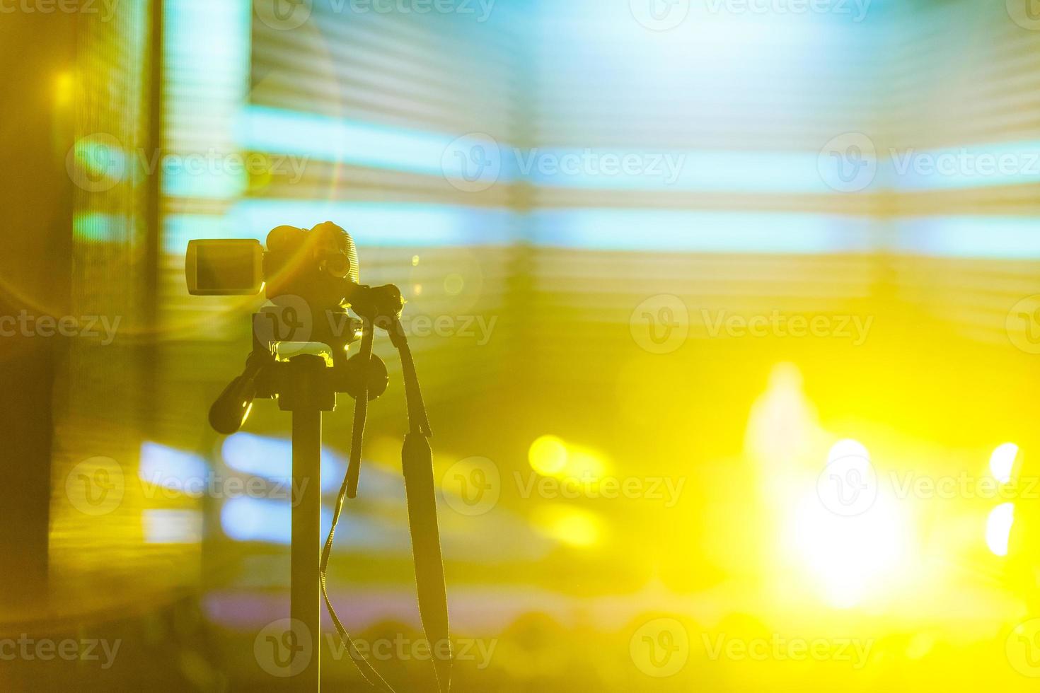 a filmadora filma a cena com um fundo amarelo foto