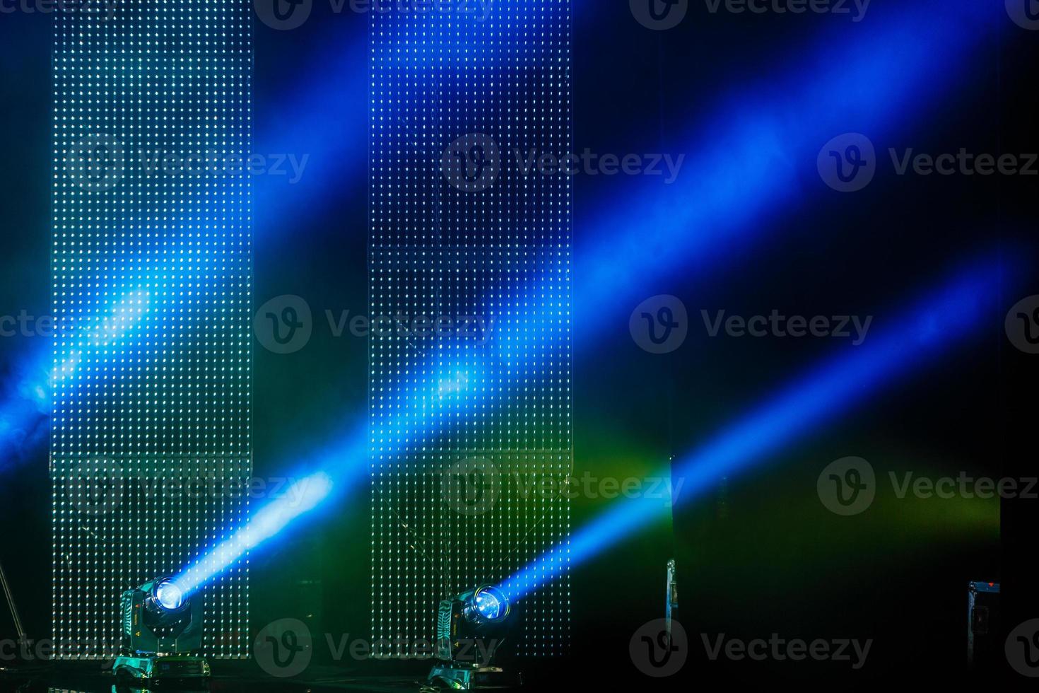 luzes do palco. holofotes na cena azul e vermelho. Boate foto