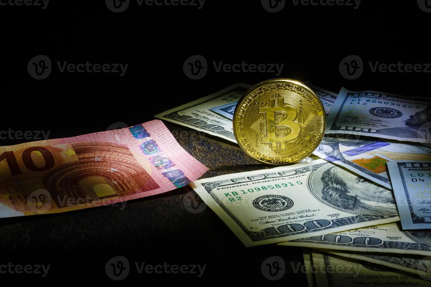 dólares bitcoin em um fundo preto bitcoins dourados com os holofotes foto