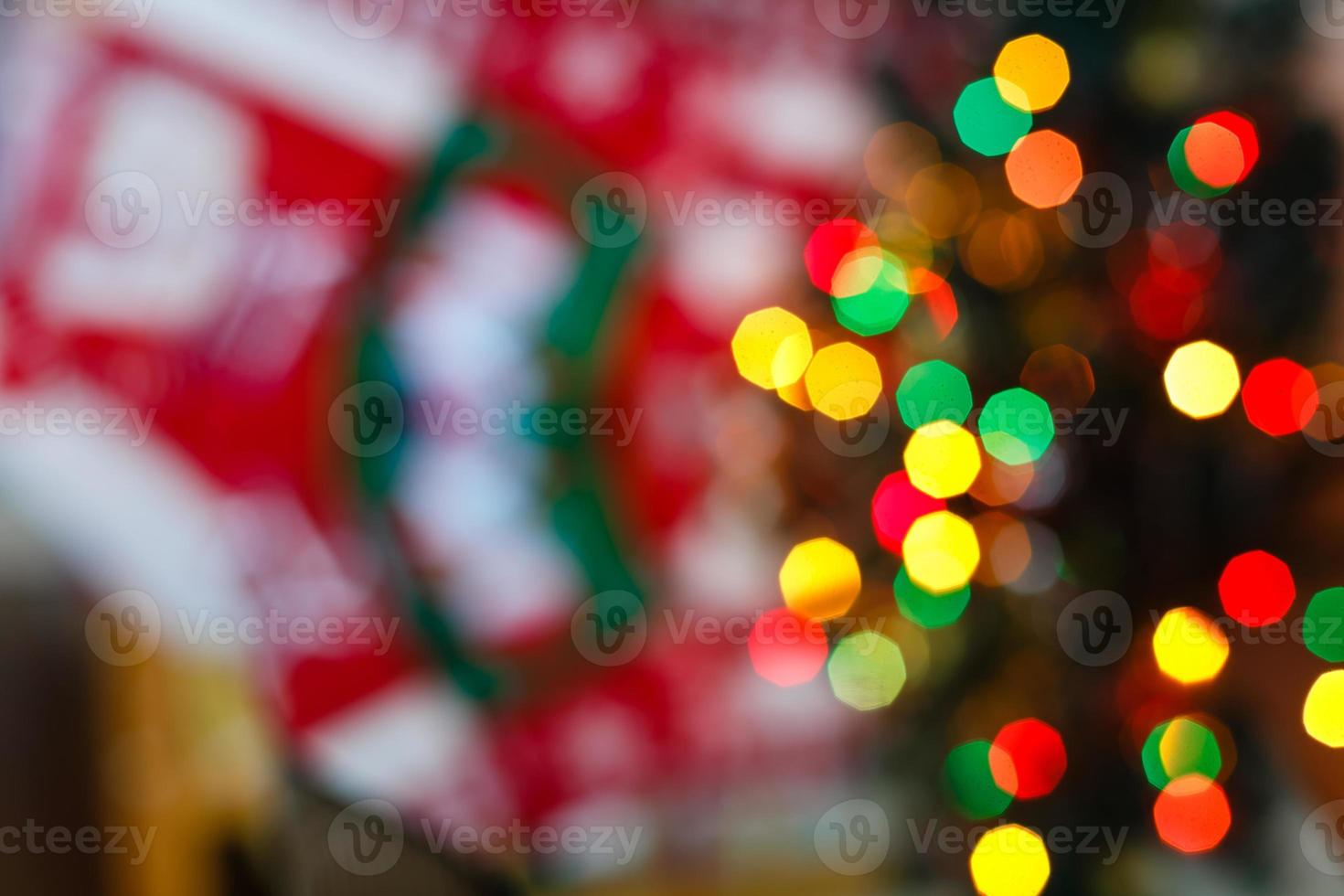 decoração de natal de lareira e abeto na sala de estar design de luzes festivas e desfocadas foto