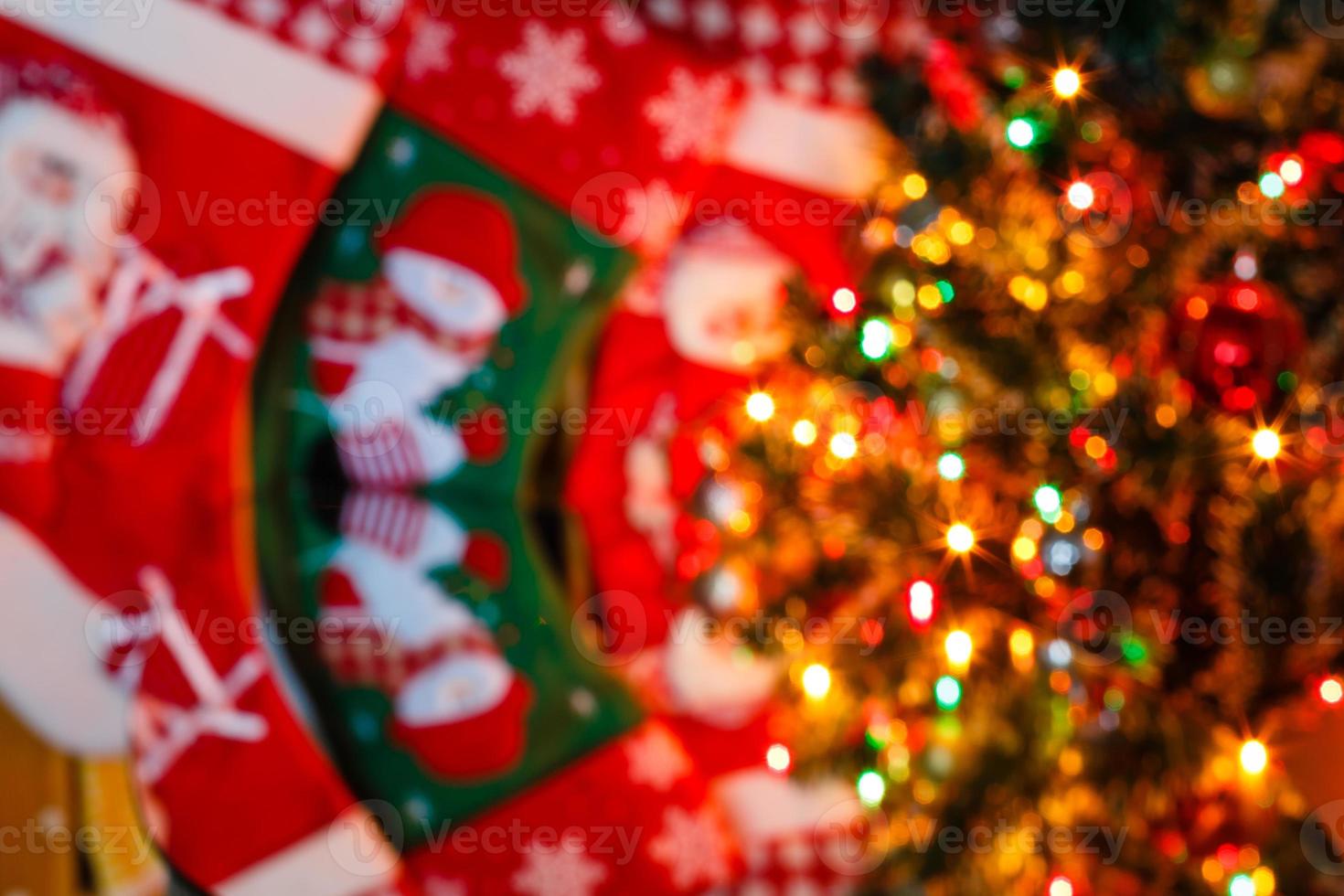 decoração de natal de lareira e abeto na sala de estar design de luzes festivas e desfocadas foto