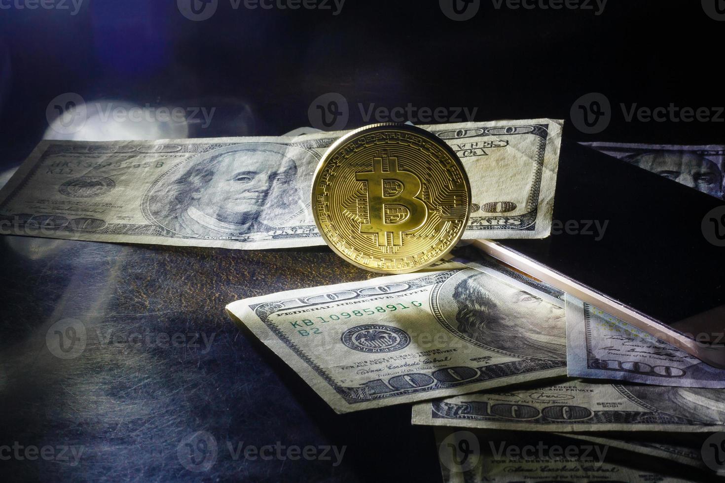 dólares bitcoin em um fundo preto bitcoins dourados com os holofotes foto