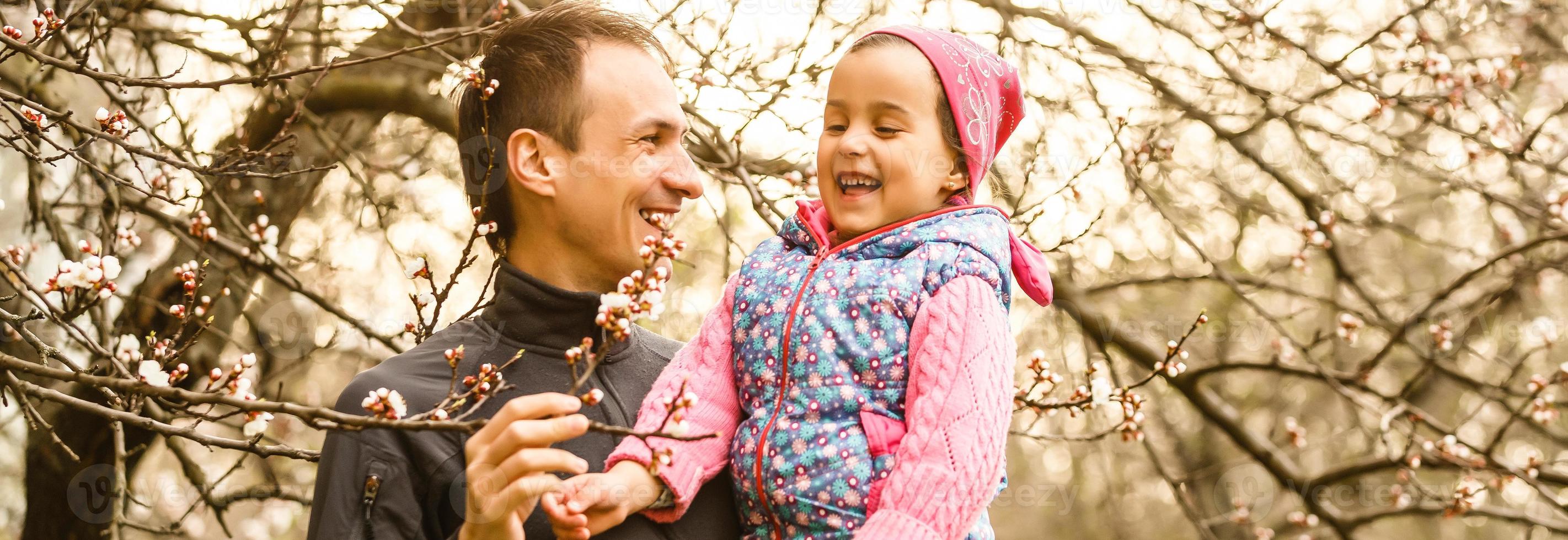 pai e filha na natureza foto