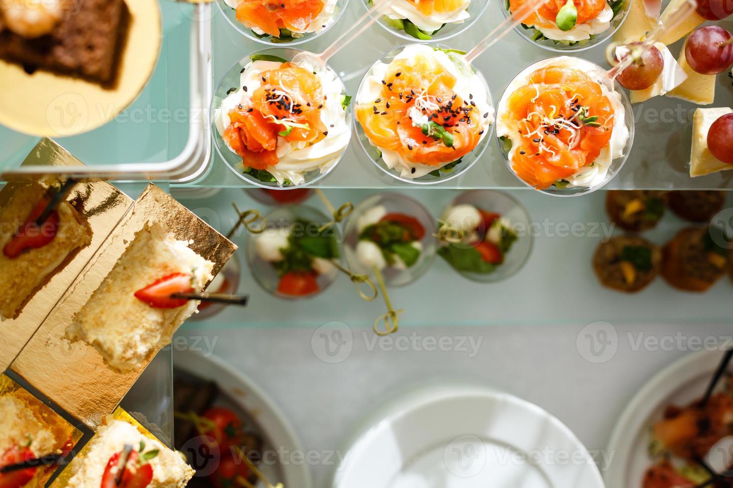 canapé com queijo creme de pão de centeio salmão e verduras para o natal close-up foto