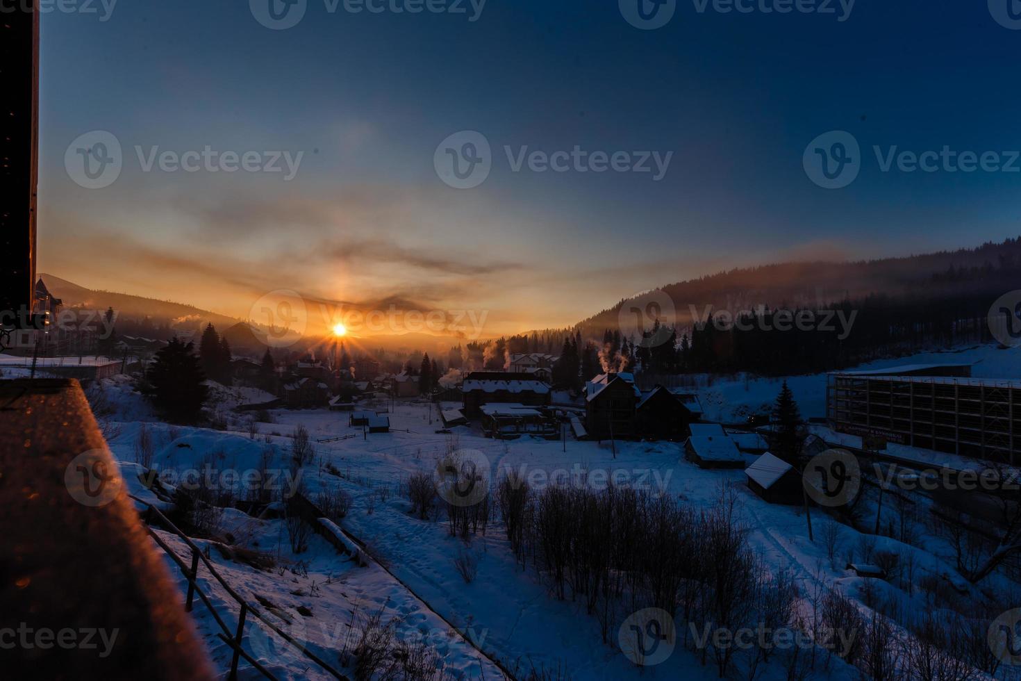 casa de neve na terra dos sonhos de inverno ao amanhecer na floresta tempo velho e muita neve no telhado foto