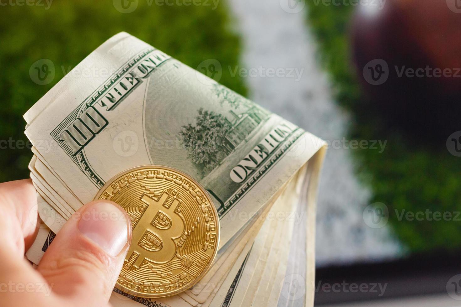 dólar de moeda bitcoin dourada contra esporte de moeda digital, fundo de bola foto