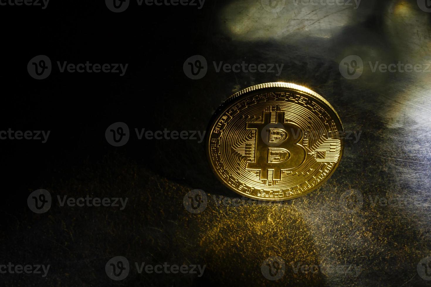 bitcoins dourados com os holofotes foto