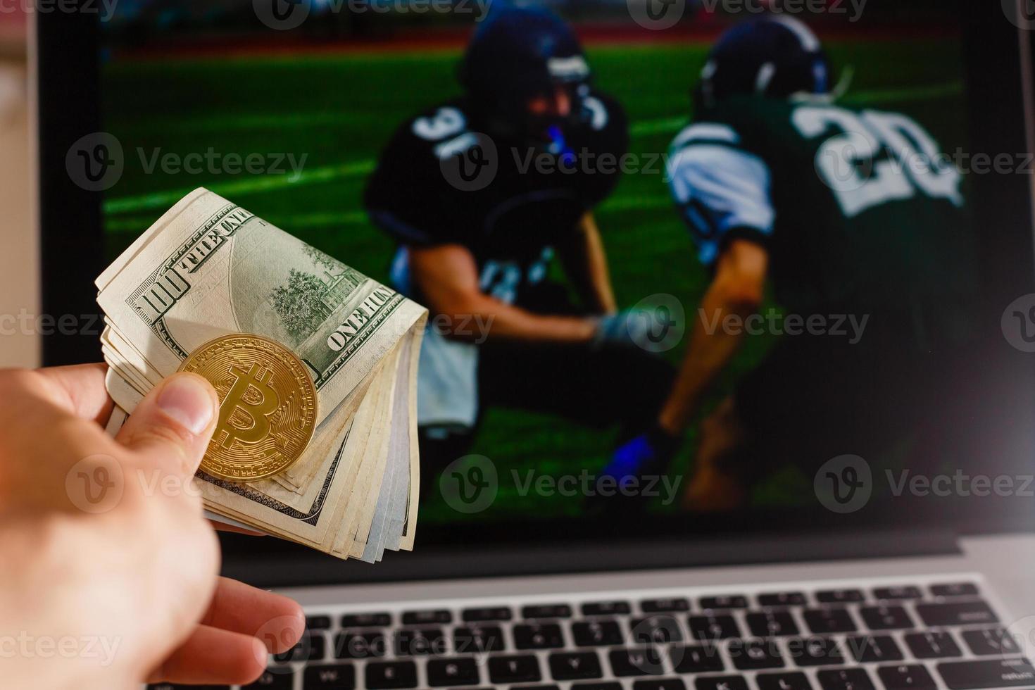 dólar de moeda bitcoin dourada contra esportes de moeda digital, futebol, fundo de bola foto