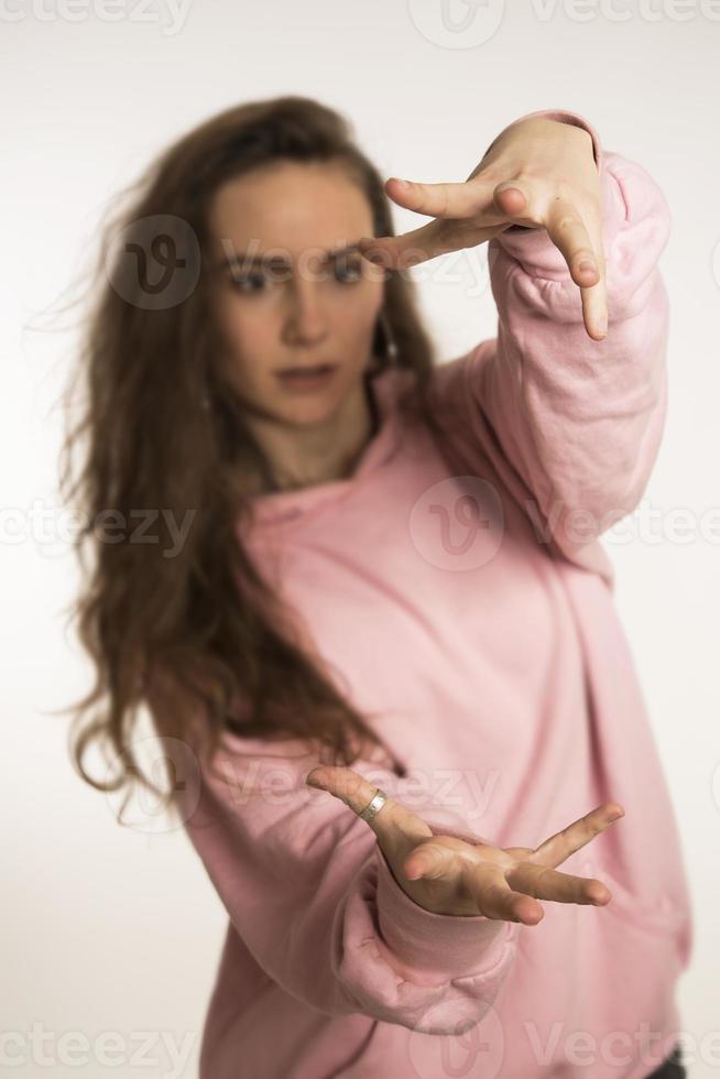 retrato de uma mulher muito sorridente posando isolado em um fundo branco foto