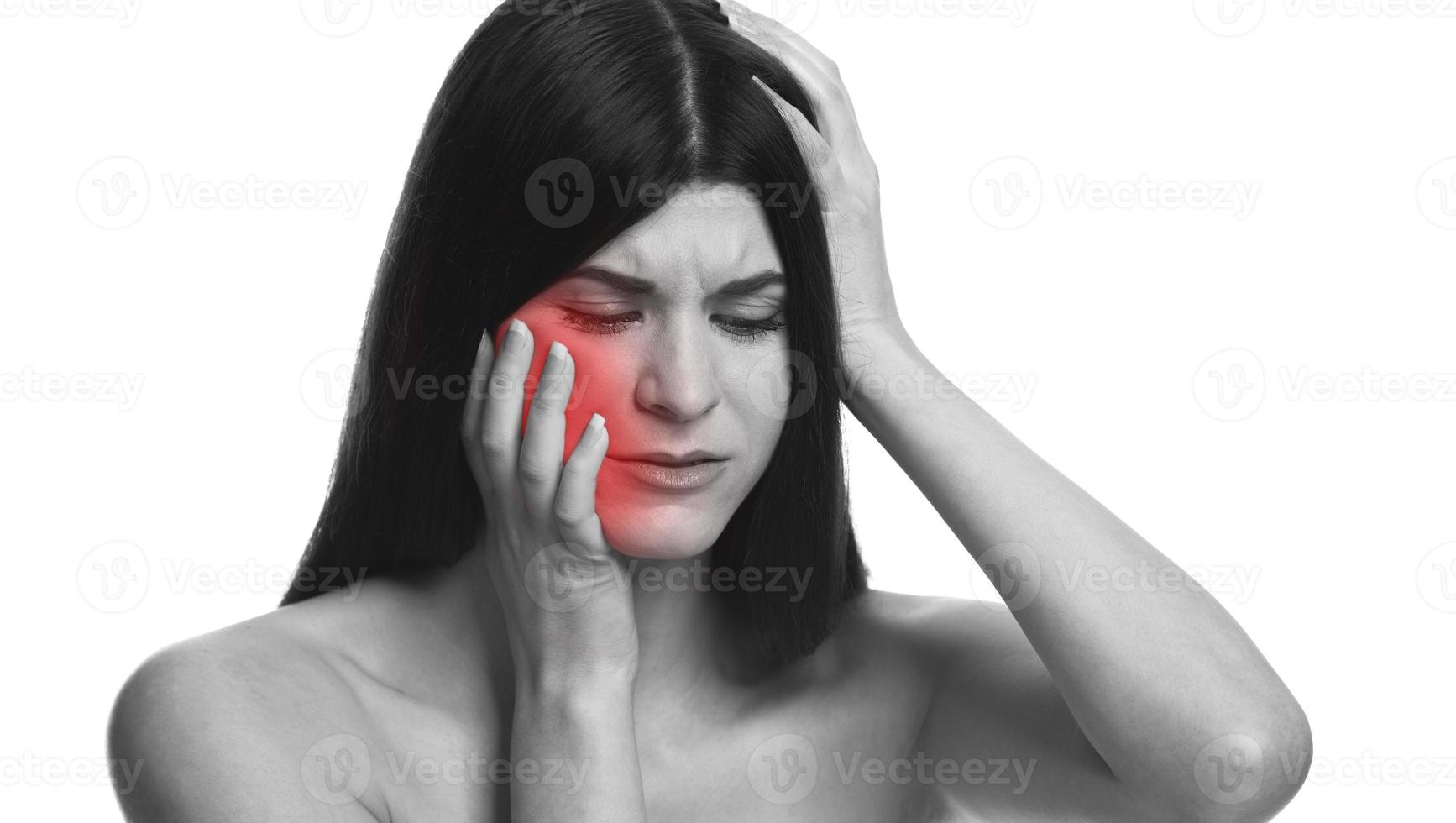 foto preto e branco de uma mulher com dor de dente. dor de dente clarear com vermelho.