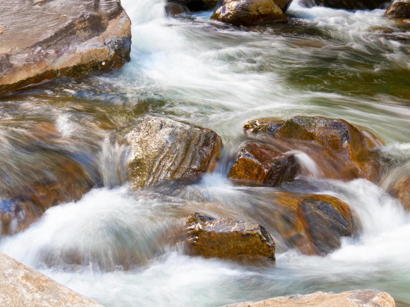 bela cachoeira com águas cristalinas borradas fotografadas em longa exposição foto