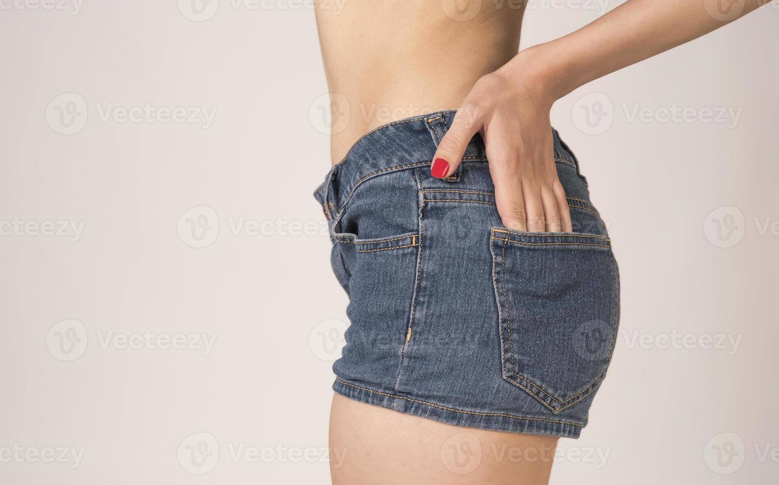 mulher sexy em shorts jeans de moda azul. bumbum quente perfeito e curvas eróticas nos quadris. boas formas corporais sem celulite. esporte e dieta. foto