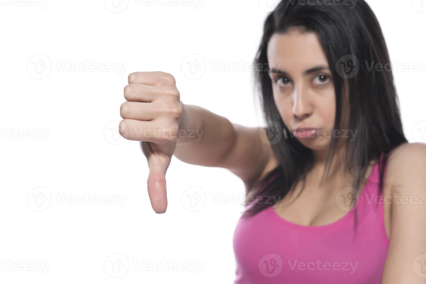 mulher árabe de negócios jovem isolada contra um fundo branco, mostrando um gesto de antipatia, polegares para baixo. conceito de desacordo. foto