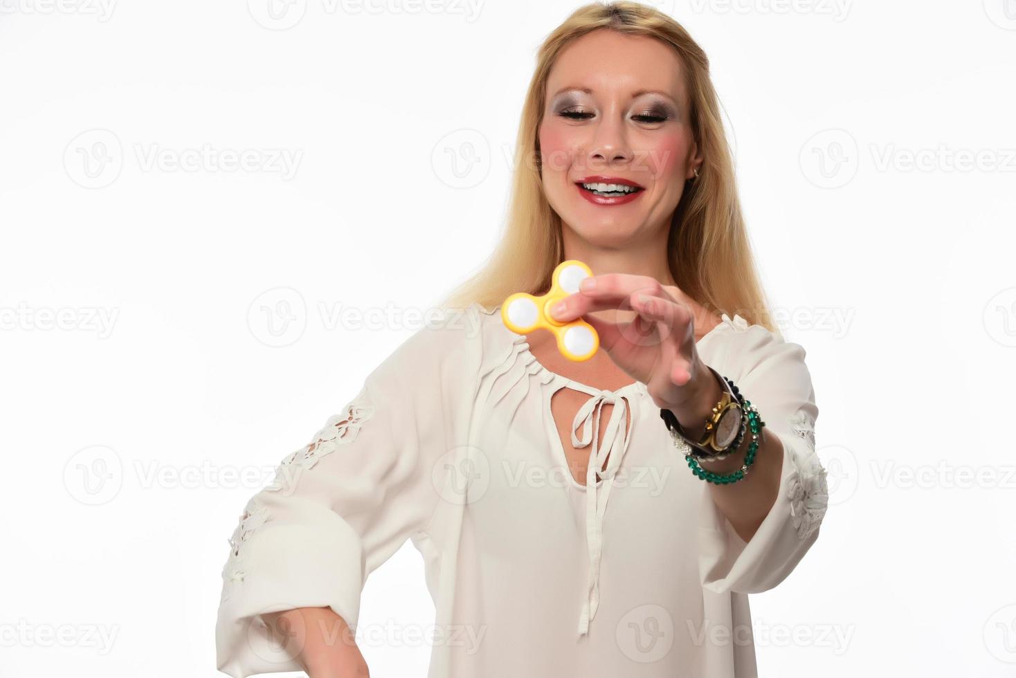 menina para brincar com fidget spinner em suas mãos, o conceito de aliviar o estresse, desenvolver uma matemática de mão pequena. foto