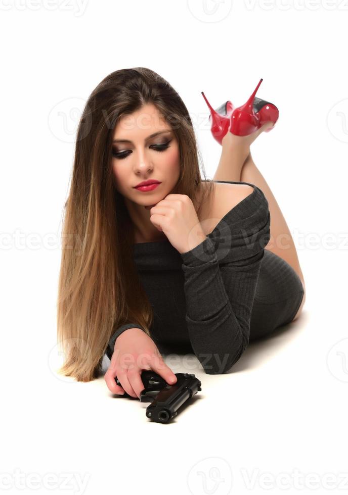 mulher com revólver foto