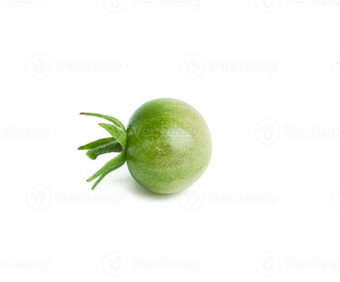 tomate cereja verde, frutas em um fundo branco, colheita de outono foto