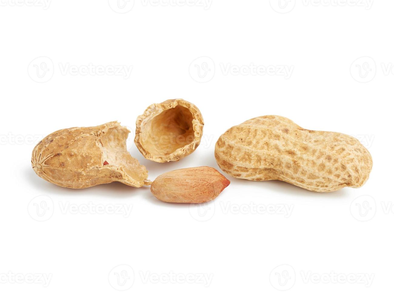 pilha de amendoim com casca e comida quebrada, isolada no fundo branco foto