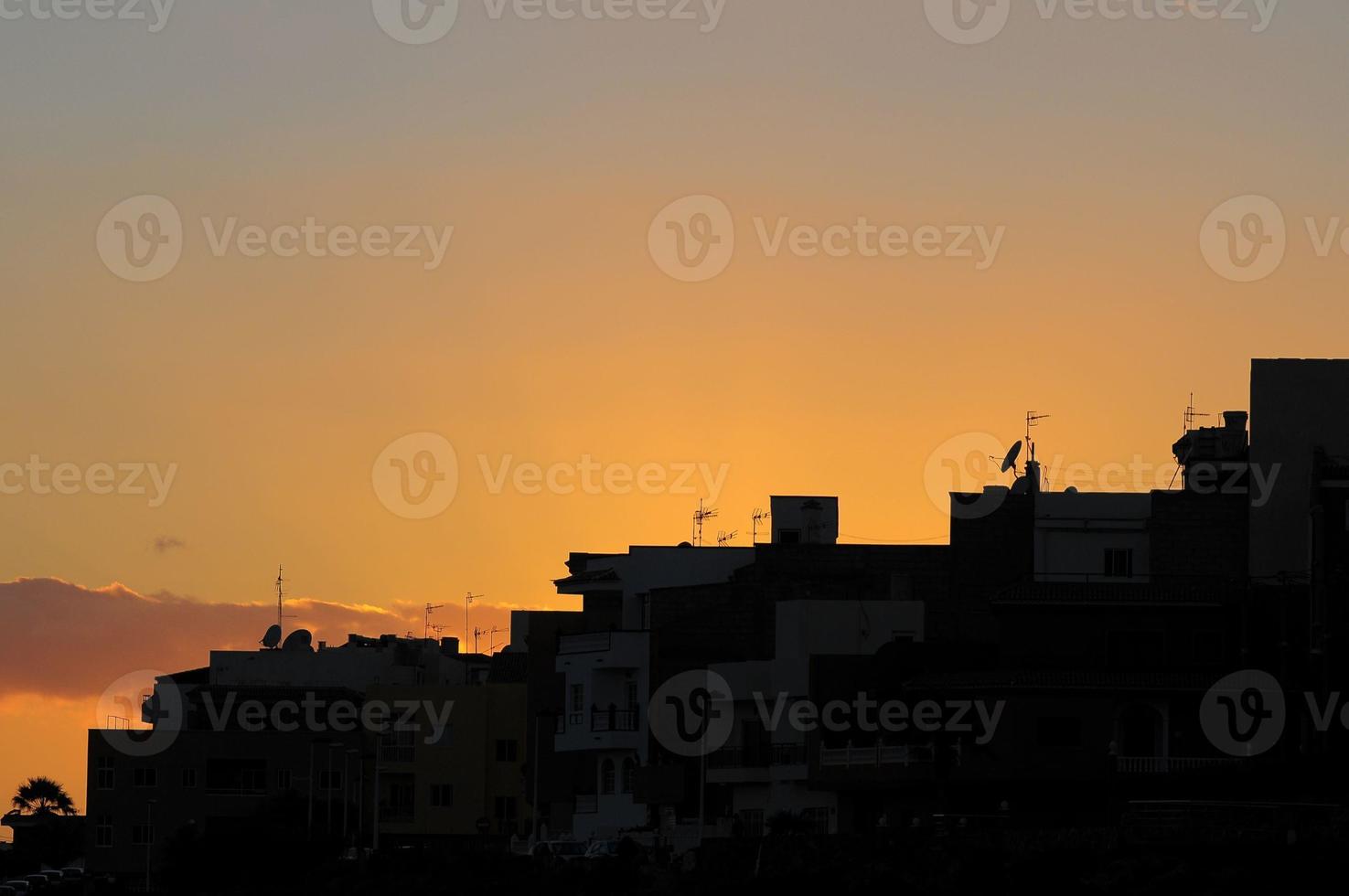 pôr do sol sobre o oceano atlântico foto