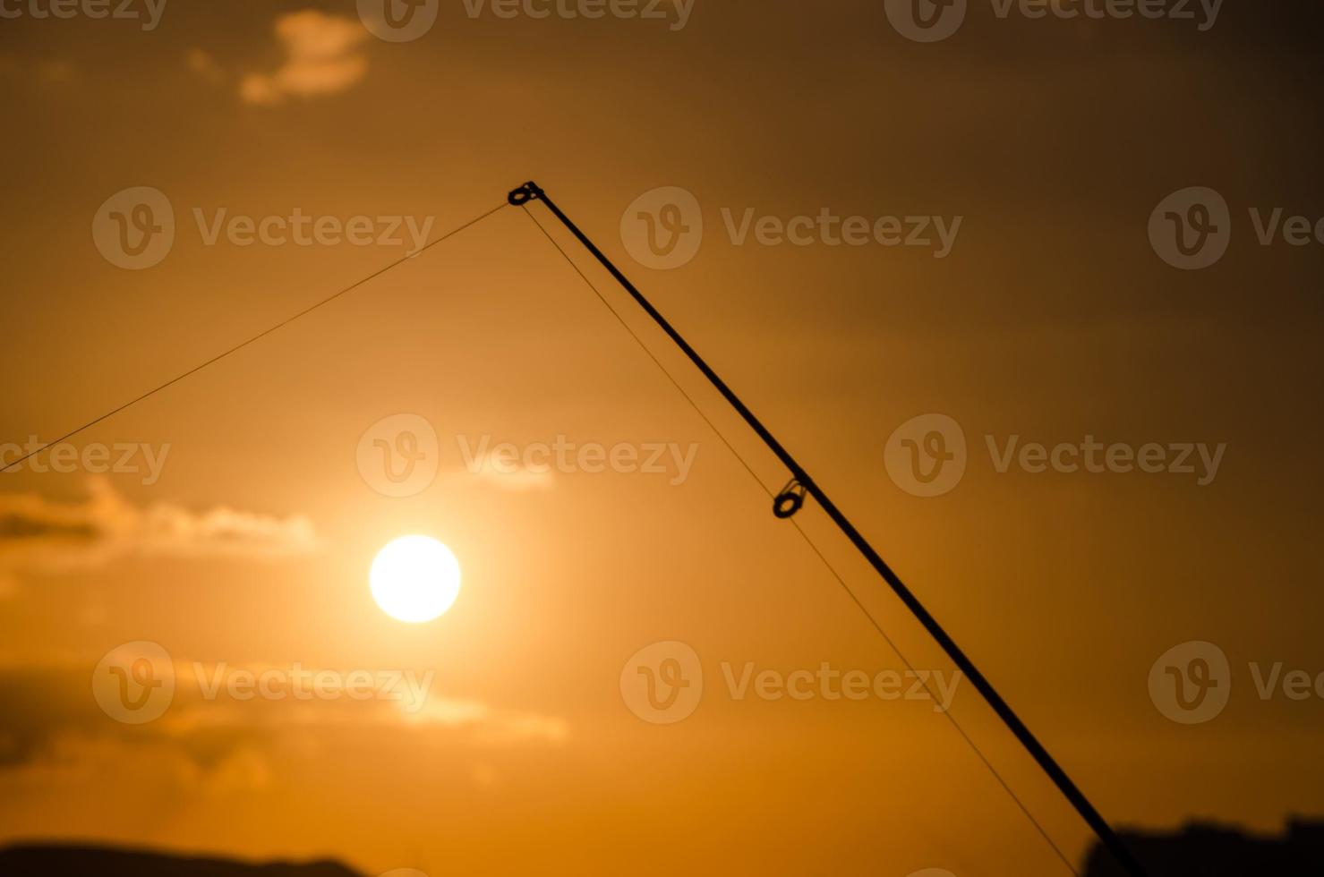 carretel de pesca sobre o pôr do sol foto