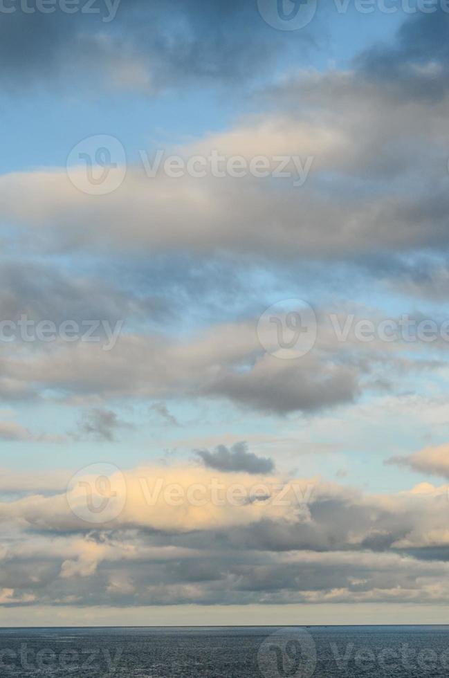 céu sobre o pôr do sol foto