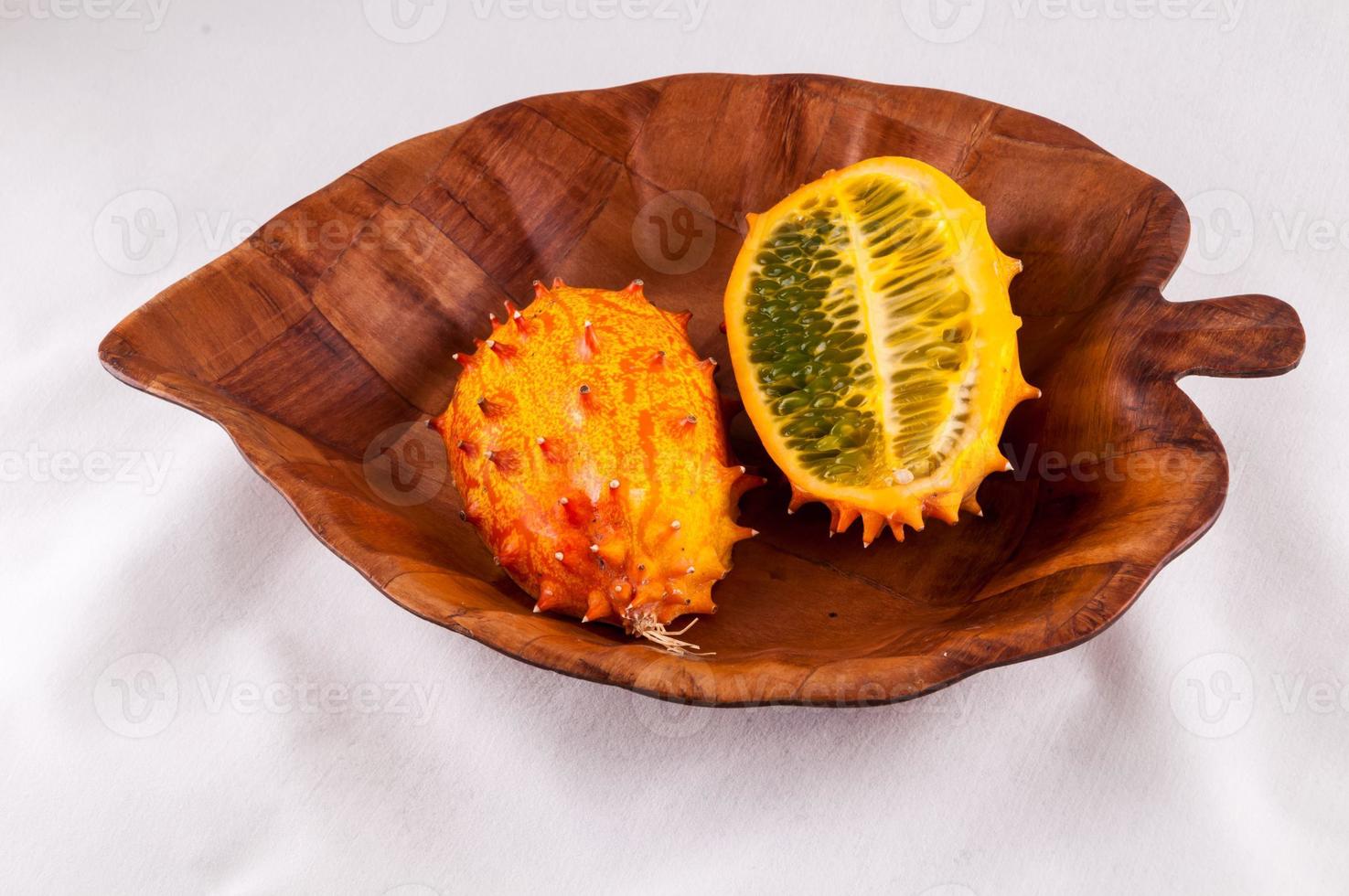 fruta kiwano isolada foto