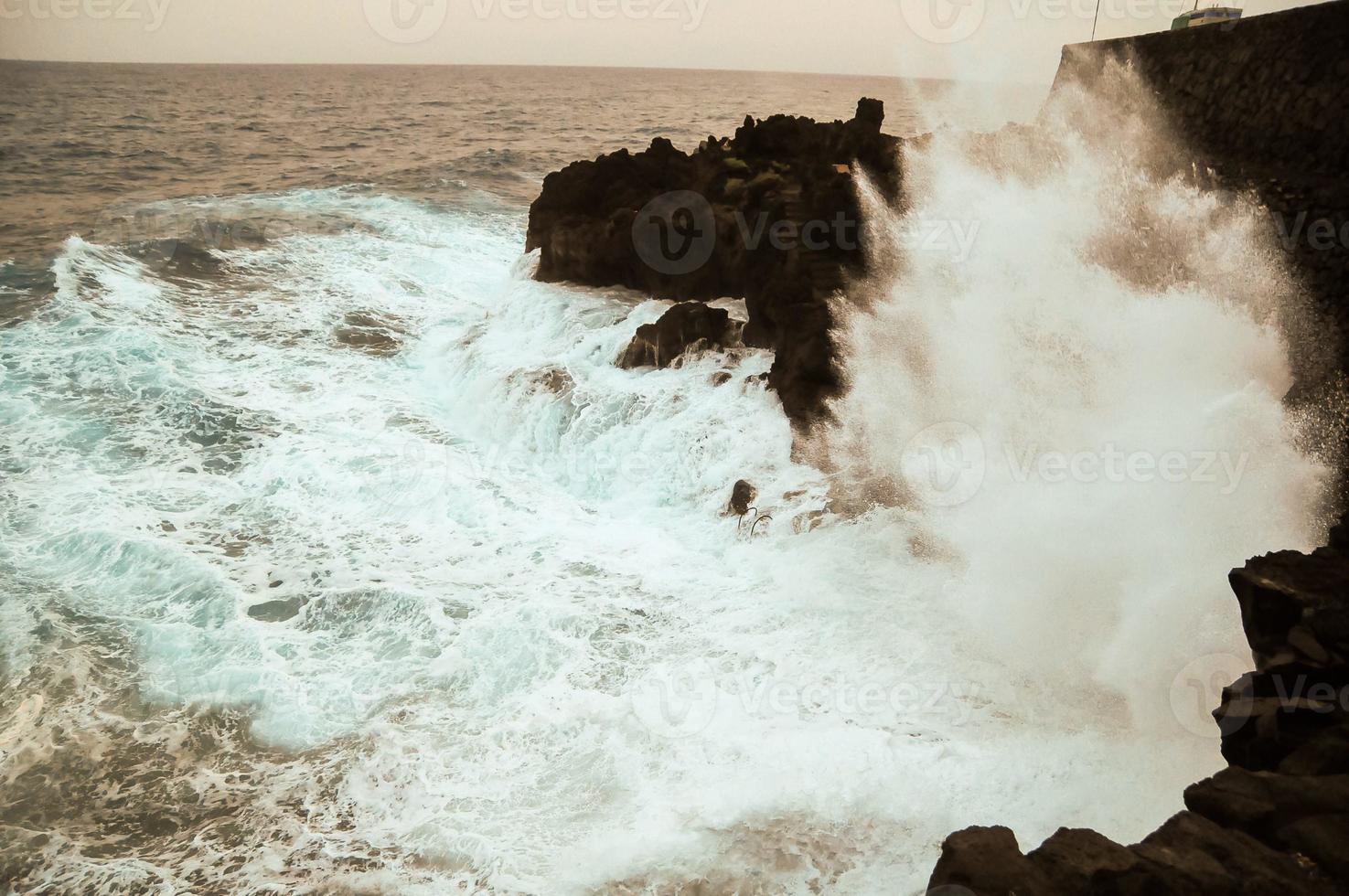 ondas batendo nas pedras foto