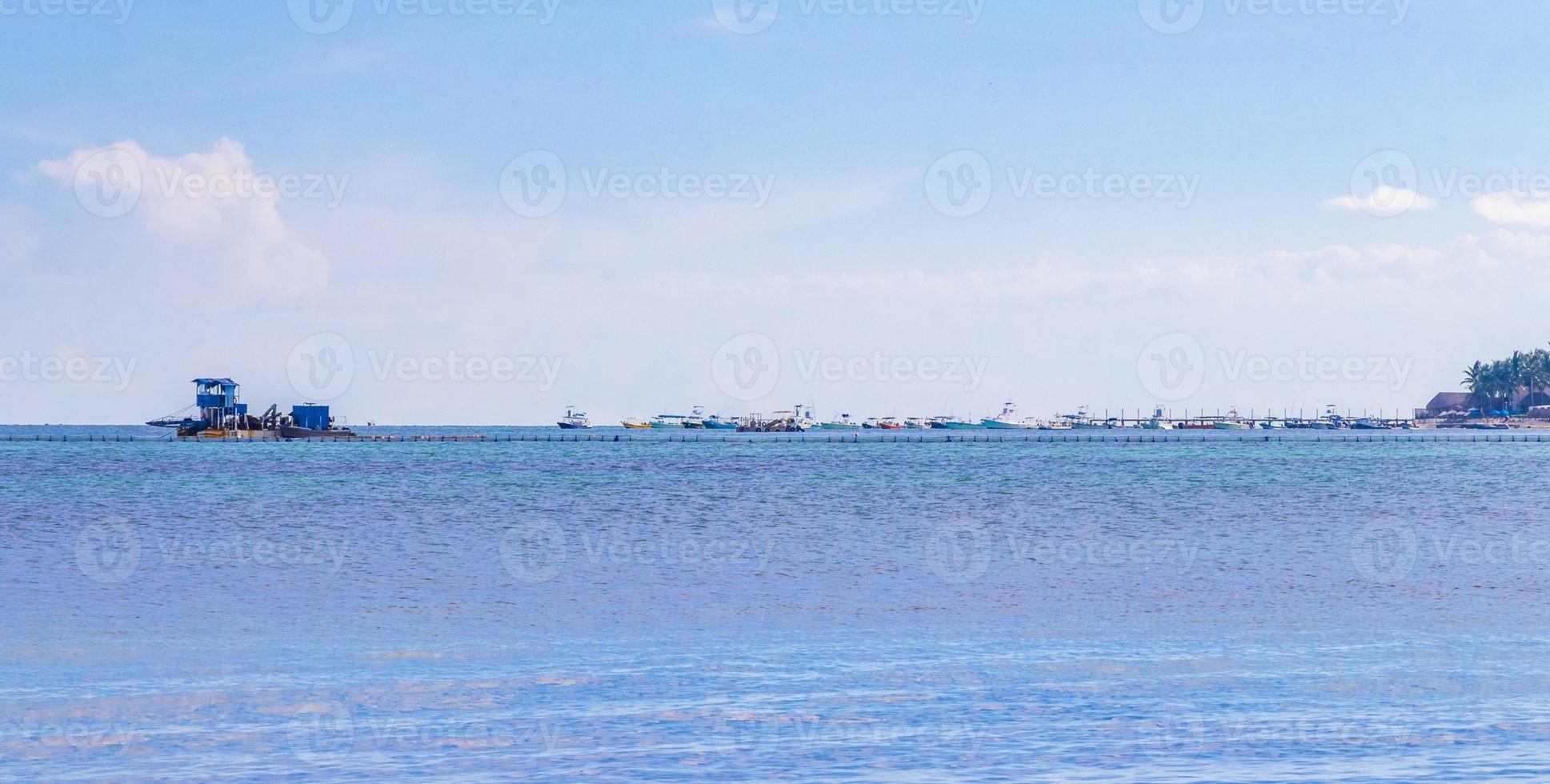 barcos iates navio jetty beach em playa del carmen méxico. foto