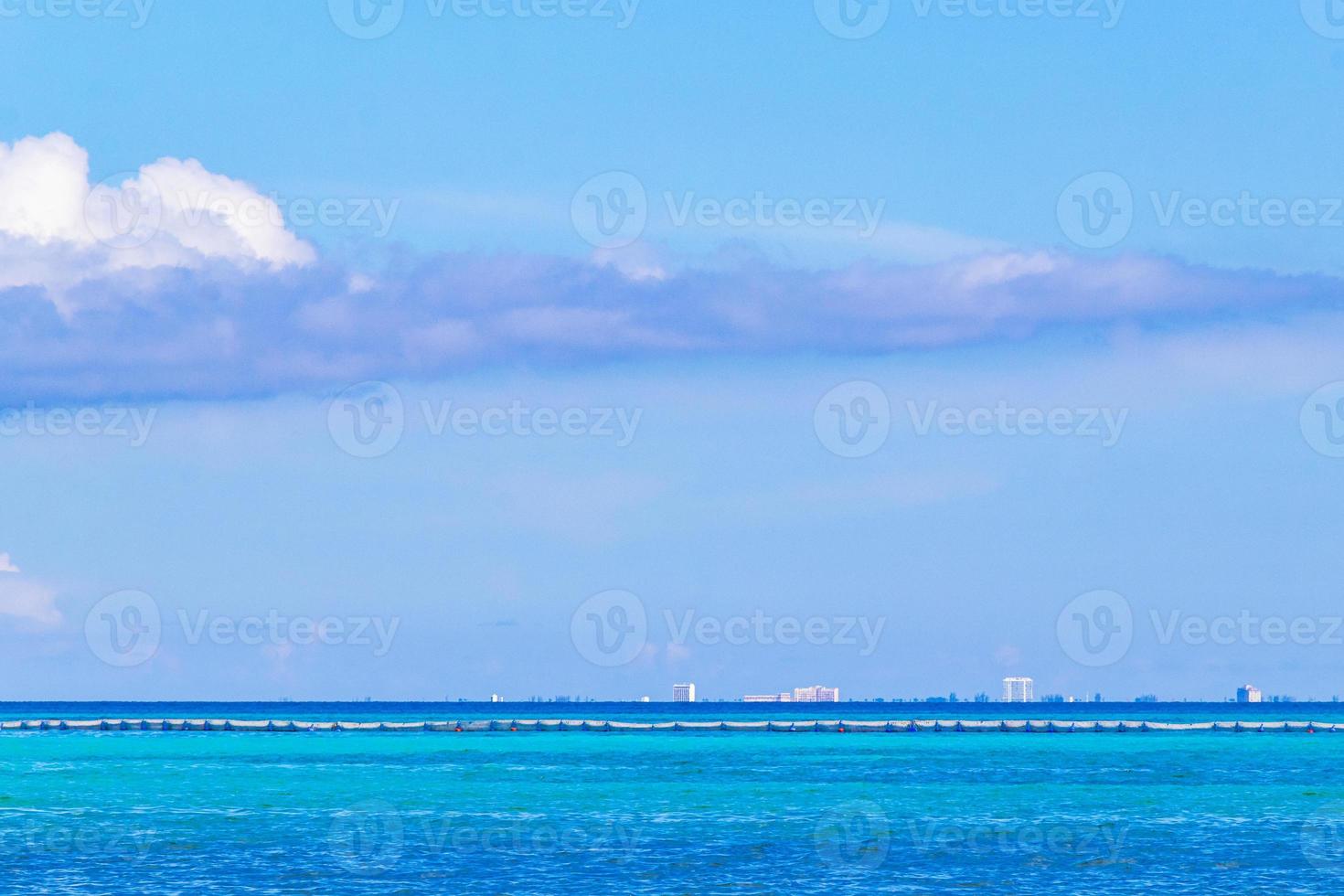 vista panorâmica da paisagem tropical para a paisagem urbana da ilha de cozumel, méxico. foto