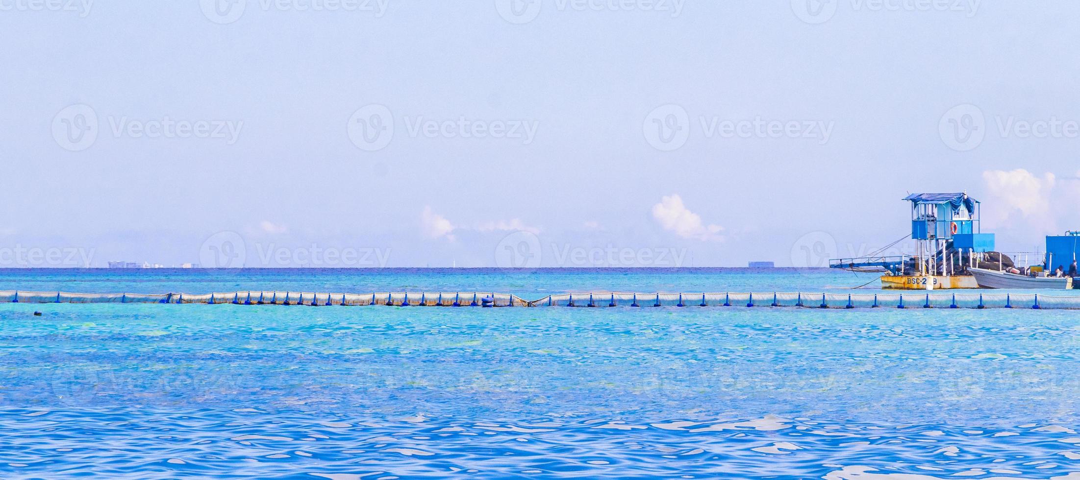 barcos iates navio jetty beach em playa del carmen méxico. foto