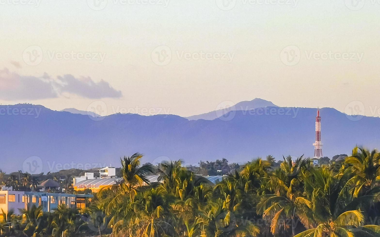 montanhas e falésias à beira-mar para o pôr do sol no méxico. foto
