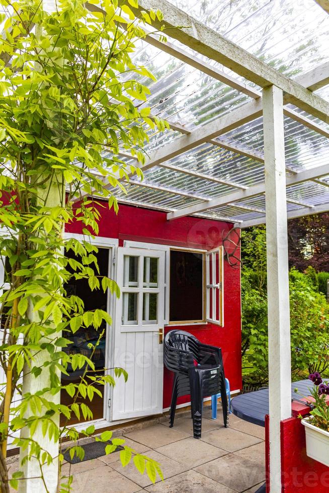 jardim verde com casa de jardim vermelha em estilo norueguês alemanha. foto