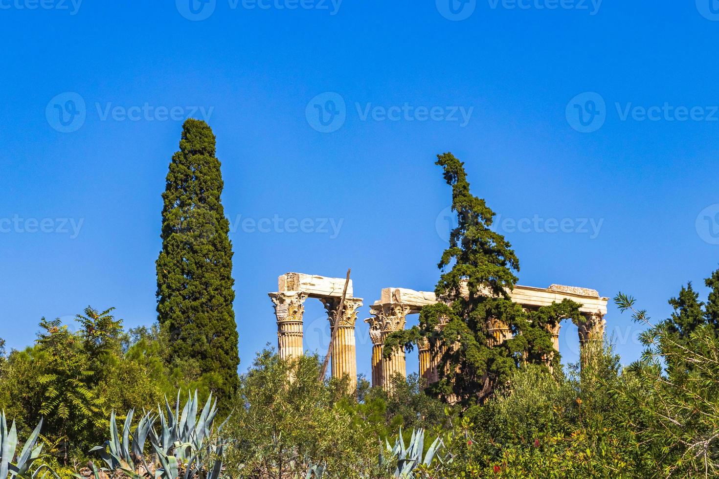 edifícios históricos olympieion e ruínas de um templo atenas grécia. foto