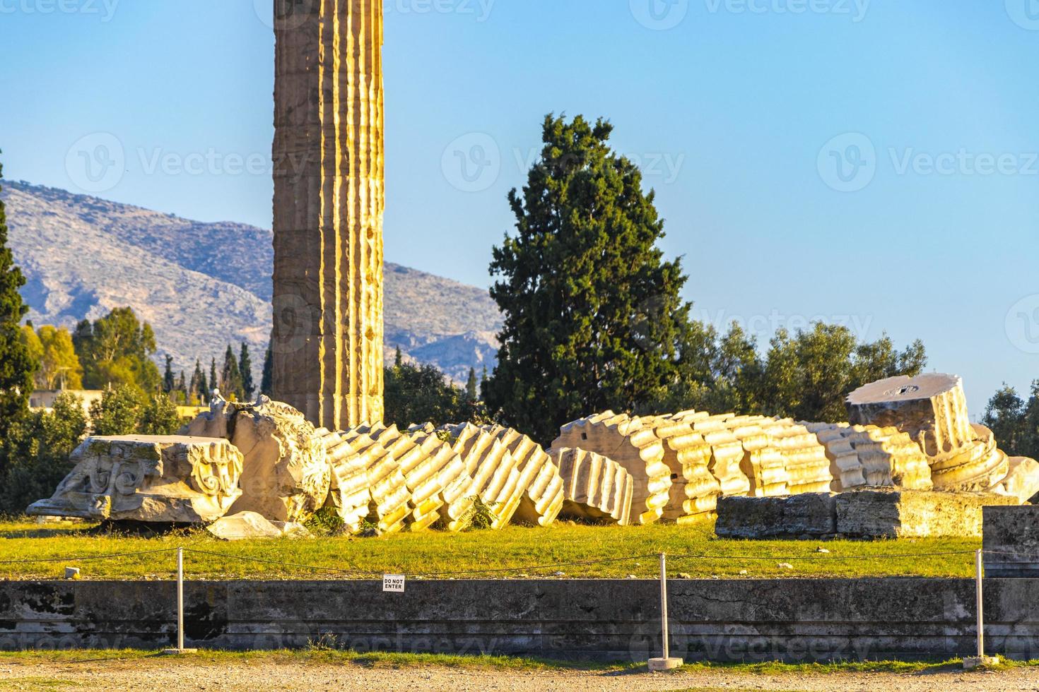 edifícios históricos olympieion e ruínas de um templo atenas grécia. foto