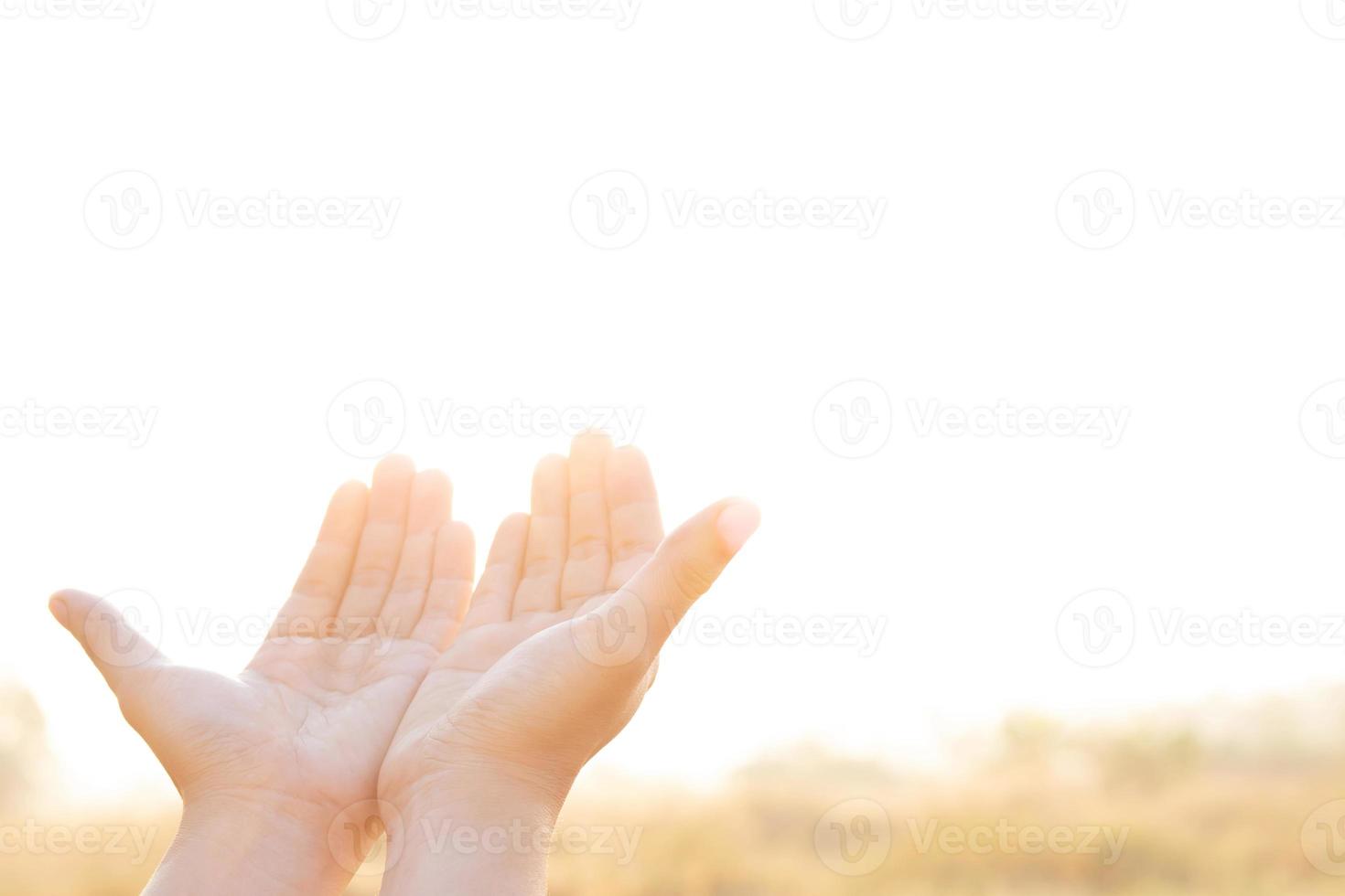 as mãos humanas abrem a palma para cima adoram as mãos orando com fé e crença em deus de um apelo ao céu. conceito de religião e espiritualidade com poder de esperança ou amor e devoção. foto