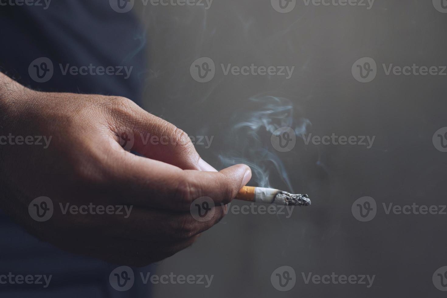 identificador masculino usar isqueiros indo para fumar um cigarro. foto