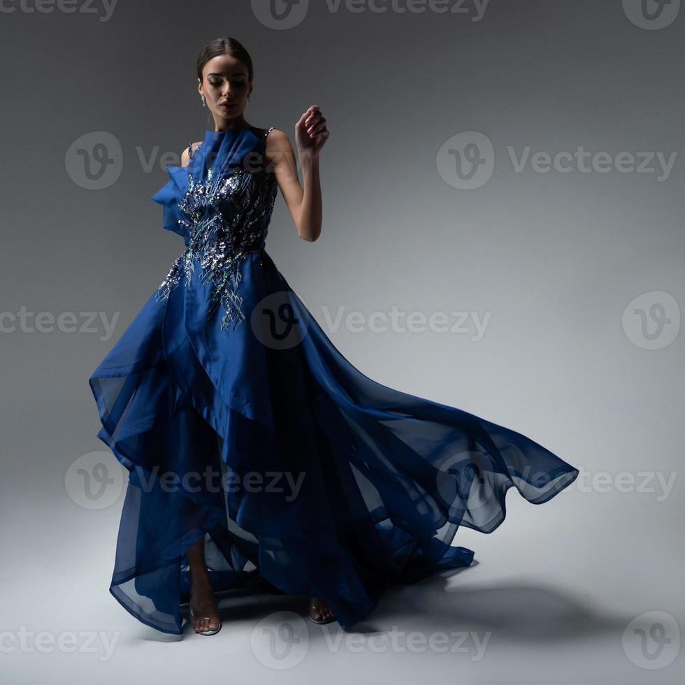 uma modelo em um elegante vestido de noite foto