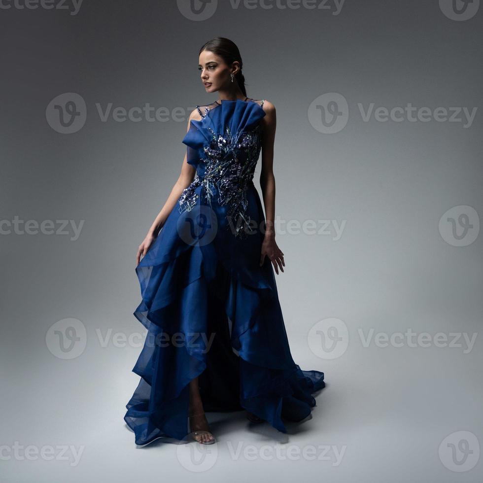 uma modelo em um elegante vestido de noite foto