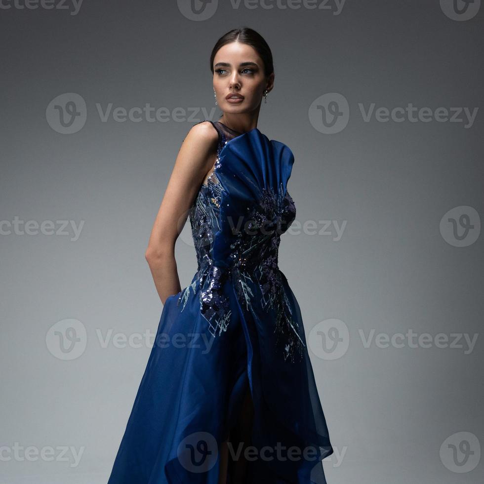 uma modelo em um elegante vestido de noite foto